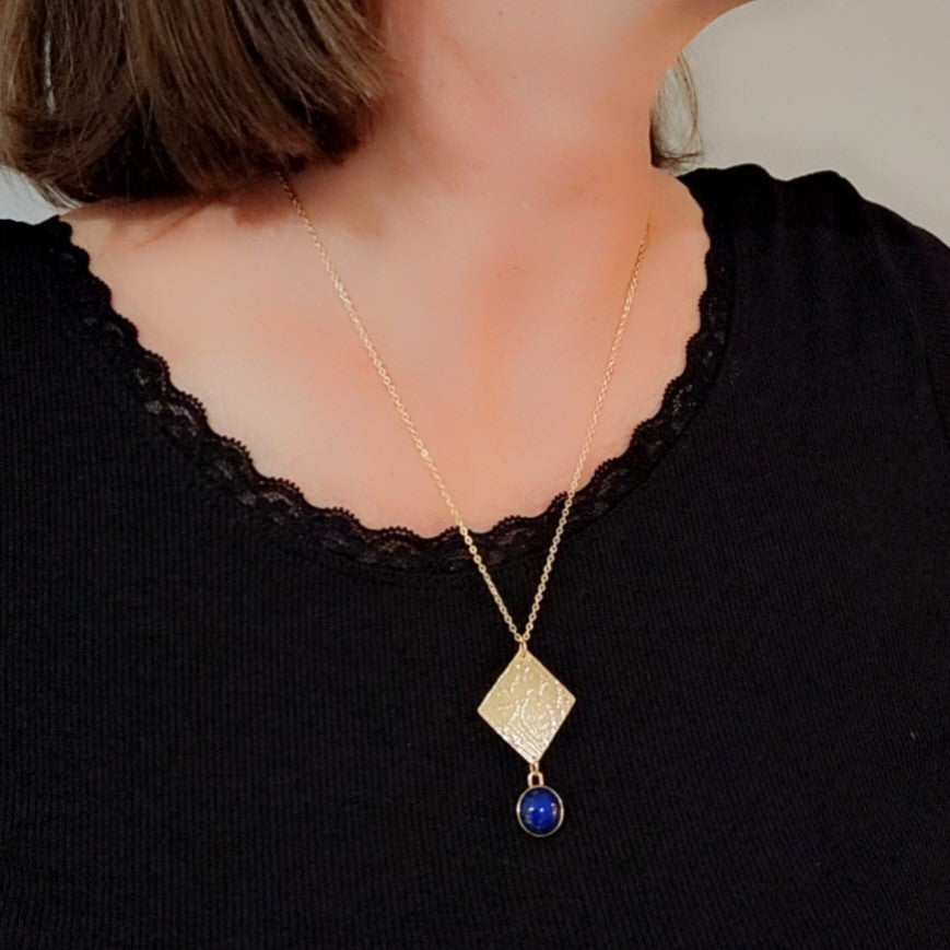 Collier en plaqué or et Lapis lazuli . Pièce unique