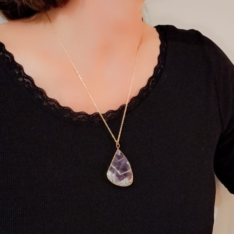 Collier en plaqué or et Améthyste à chevrons . Pièce unique