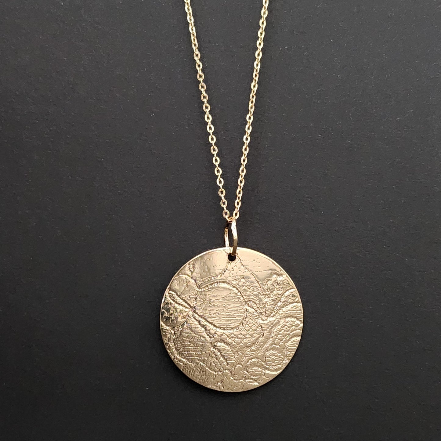 Collier Sautoir en Plaqué Or motif dentelle