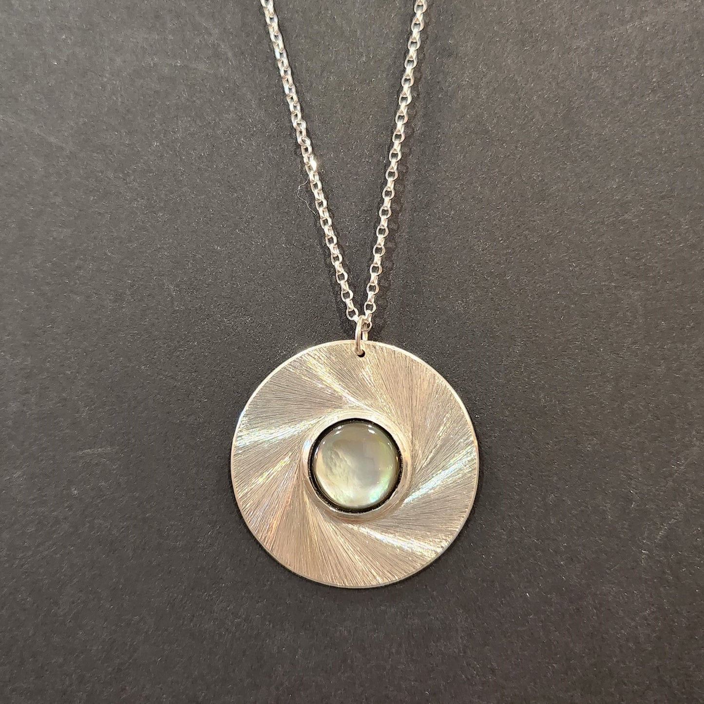 Collier Sautoir Patricia Argent serti d'une Nacre Grise