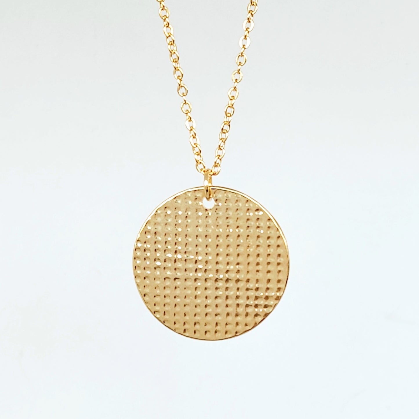 Collier en Plaqué Or avec médaillon double face, motif dentelle