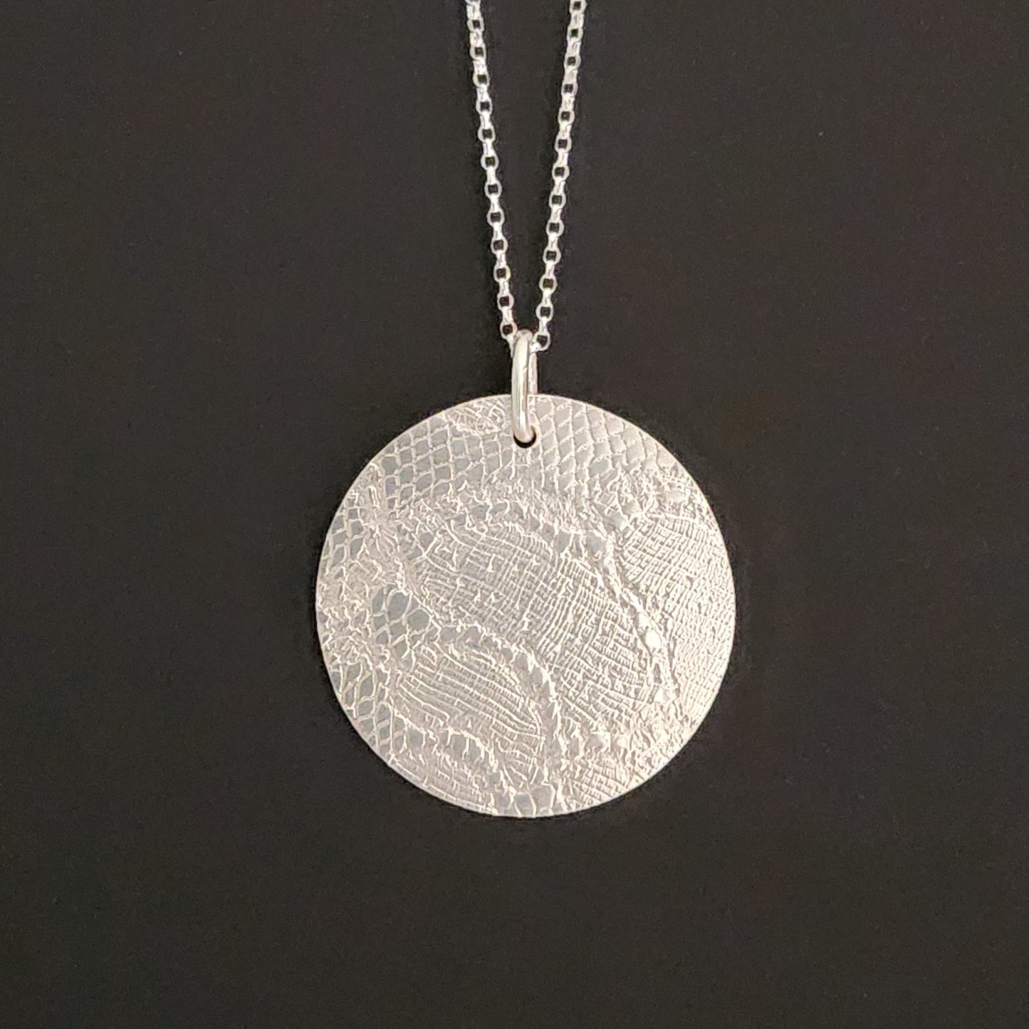 Collier sautoir en Argent Massif avec médaillon, motif dentelle