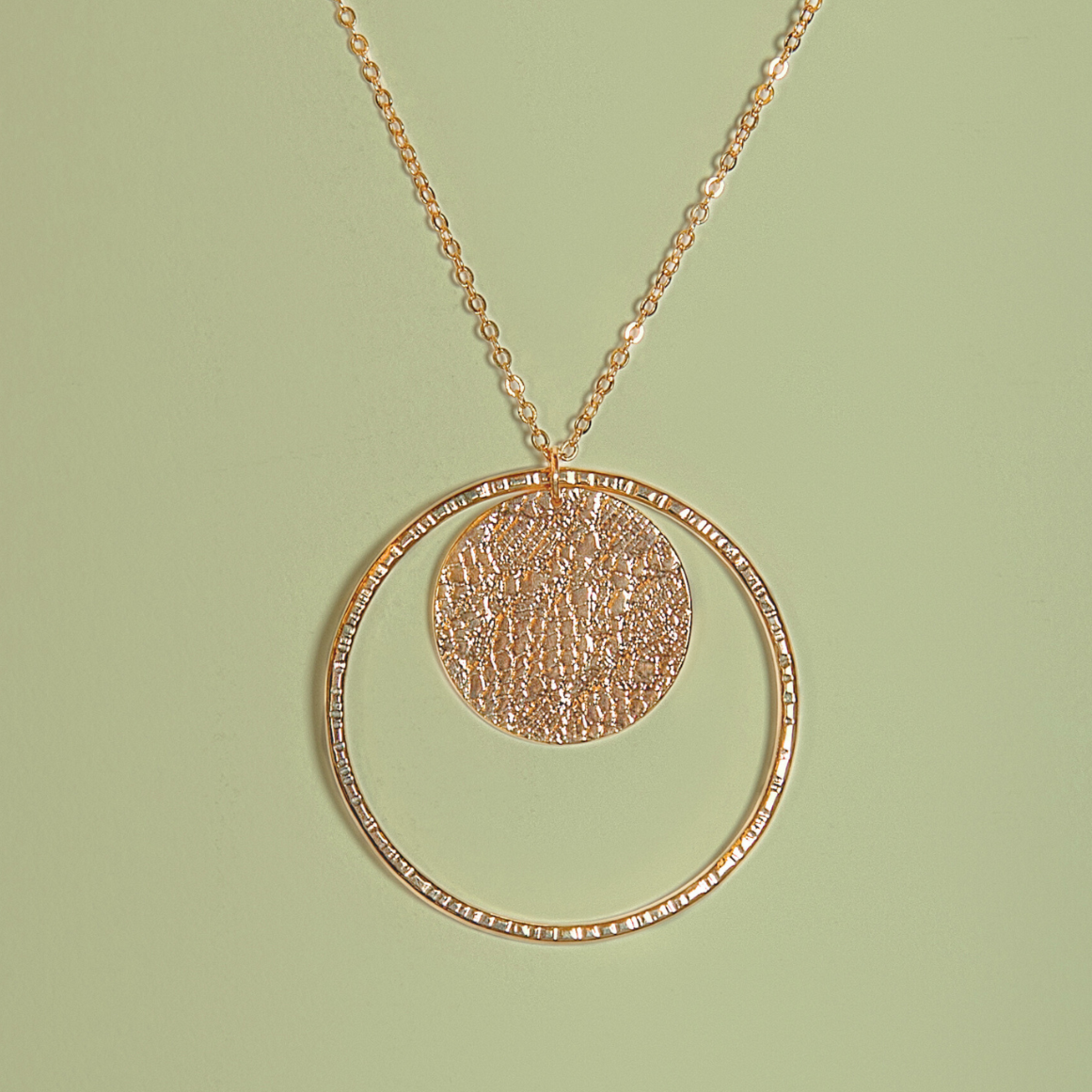 Collier Sautoir solaire doré motif dentelle