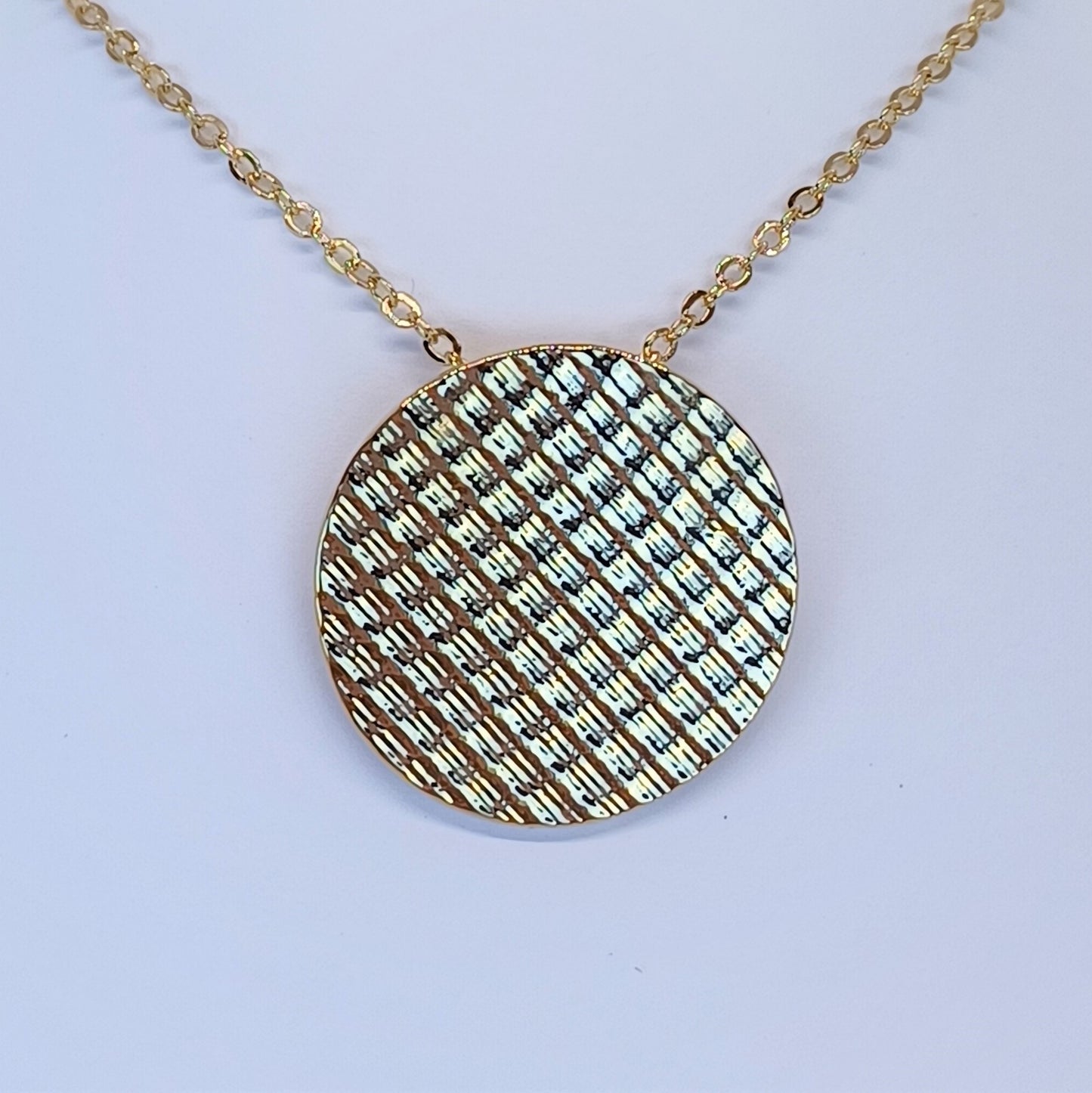 Collier en Plaqué Or avec médaillon, motif dentelle