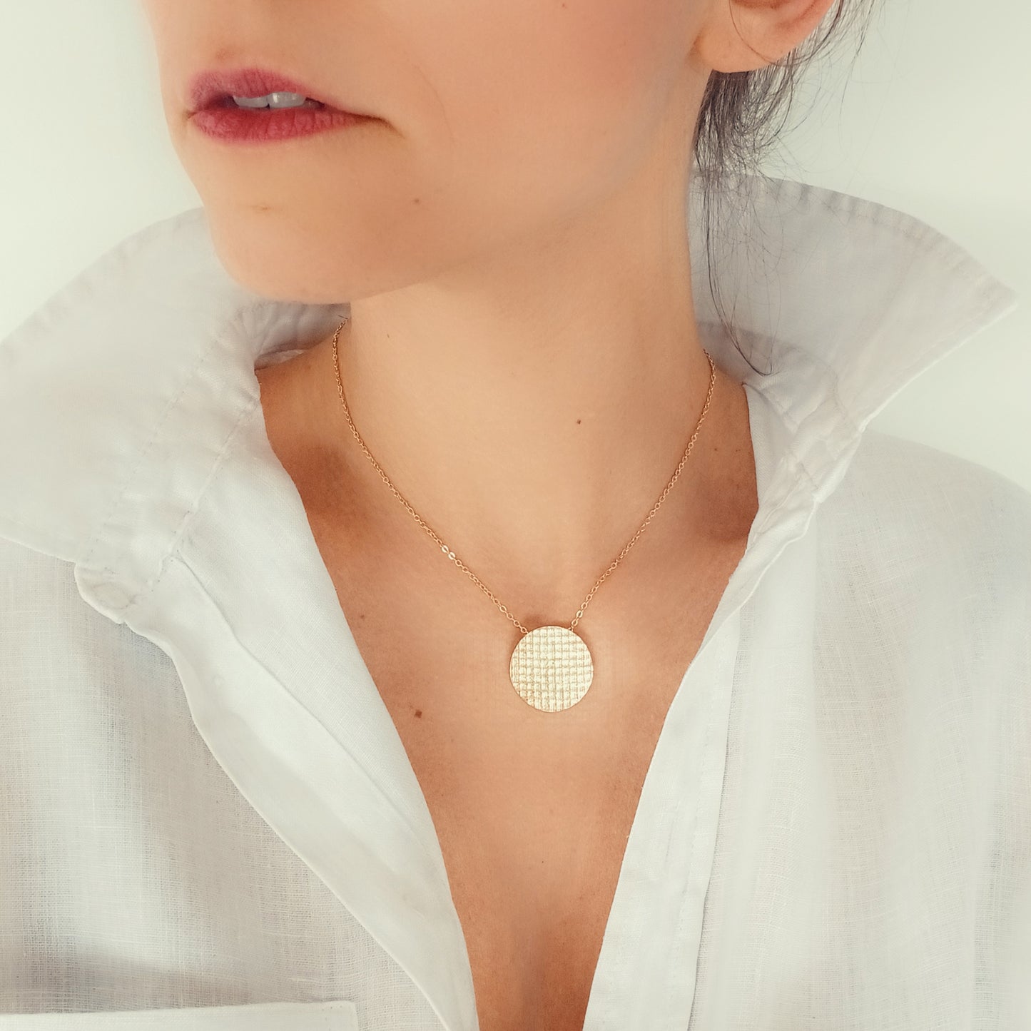 Collier en Plaqué Or avec médaillon, motif dentelle