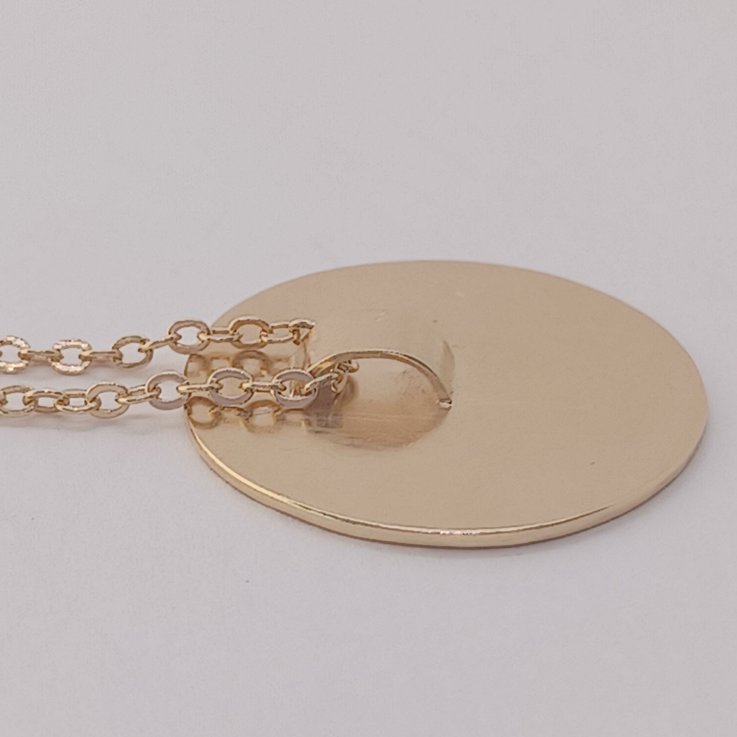 Collier en Plaqué Or avec médaillon, motif dentelle