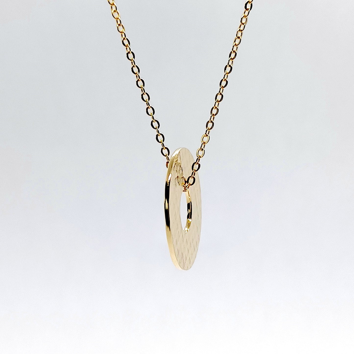 Collier en Plaqué Or avec pendentif double face, motif dentelle