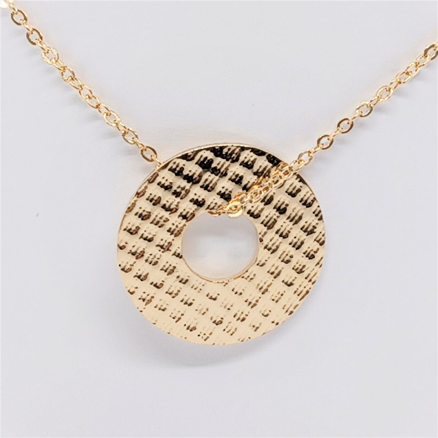 Collier en Plaqué Or avec pendentif double face, motif dentelle
