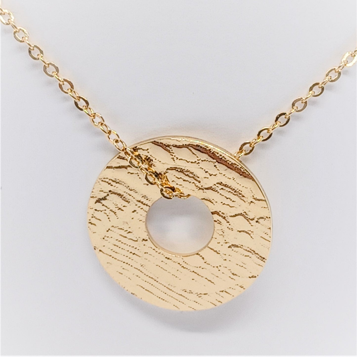 Collier en Plaqué Or avec pendentif double face, motif dentelle