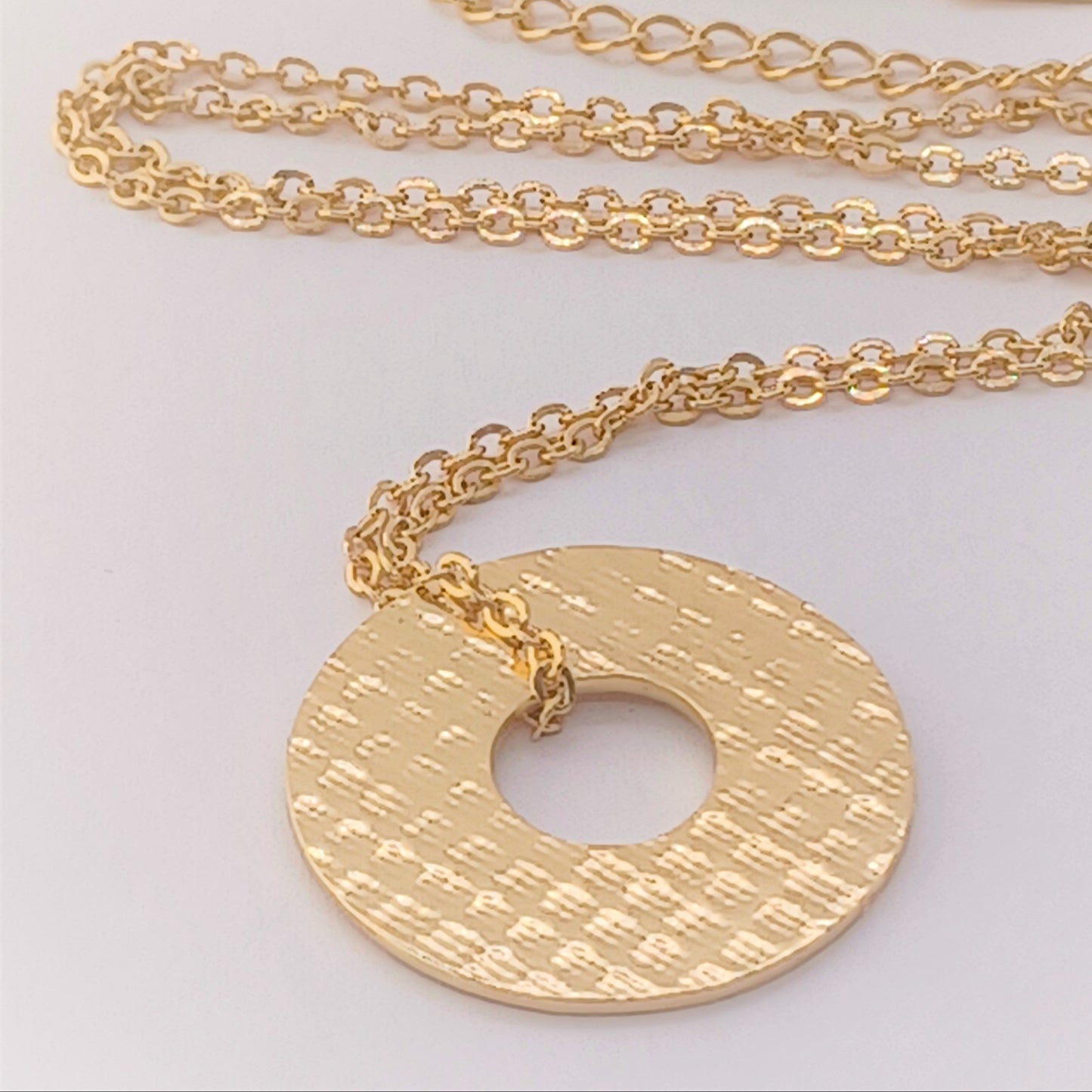 Collier en Plaqué Or avec pendentif double face, motif dentelle