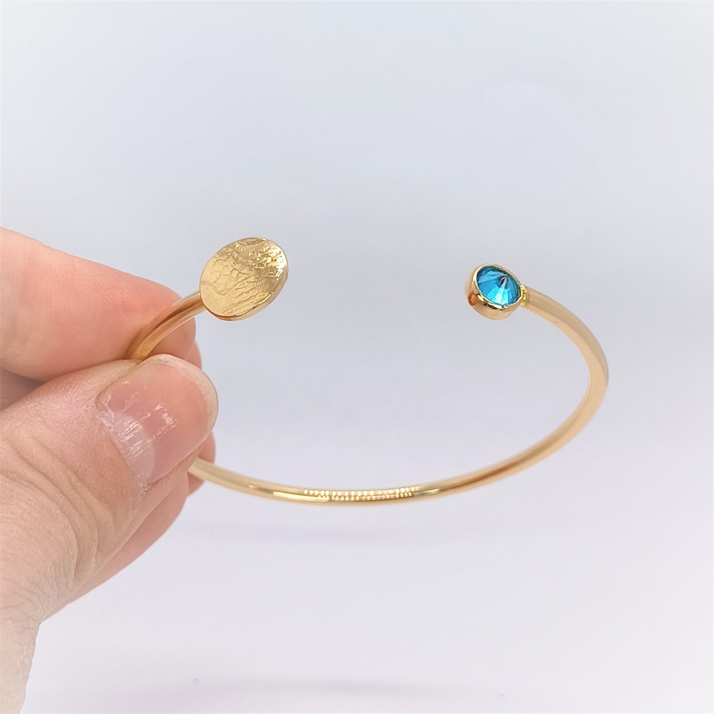 Bracelet Jonc ouvert en Plaqué Or avec Zircone bleu. Pièce unique
