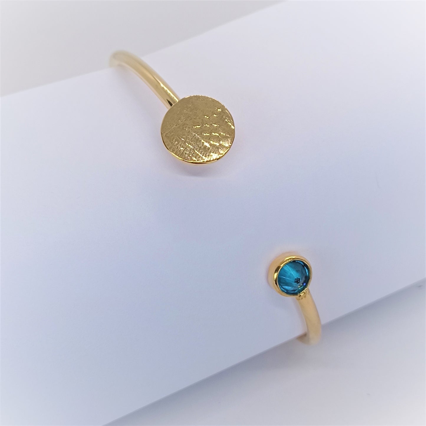Bracelet Jonc ouvert en Plaqué Or avec Zircone bleu. Pièce unique
