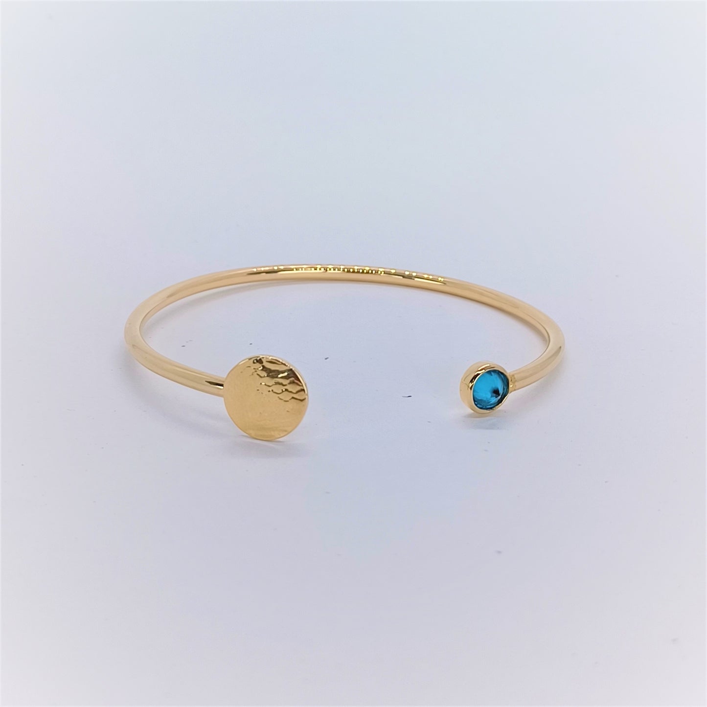Bracelet Jonc ouvert en Plaqué Or avec Zircone bleu. Pièce unique