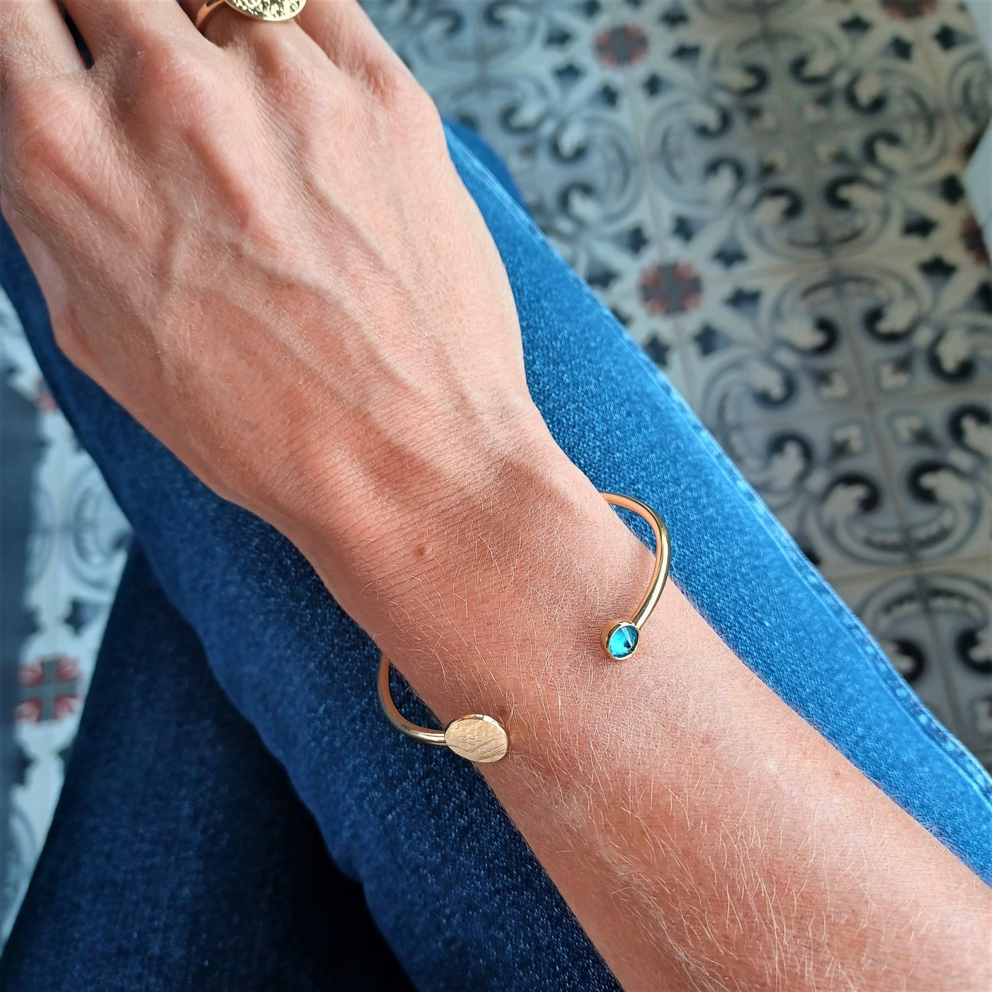 Bracelet Jonc ouvert en Plaqué Or avec Zircone bleu. Pièce unique