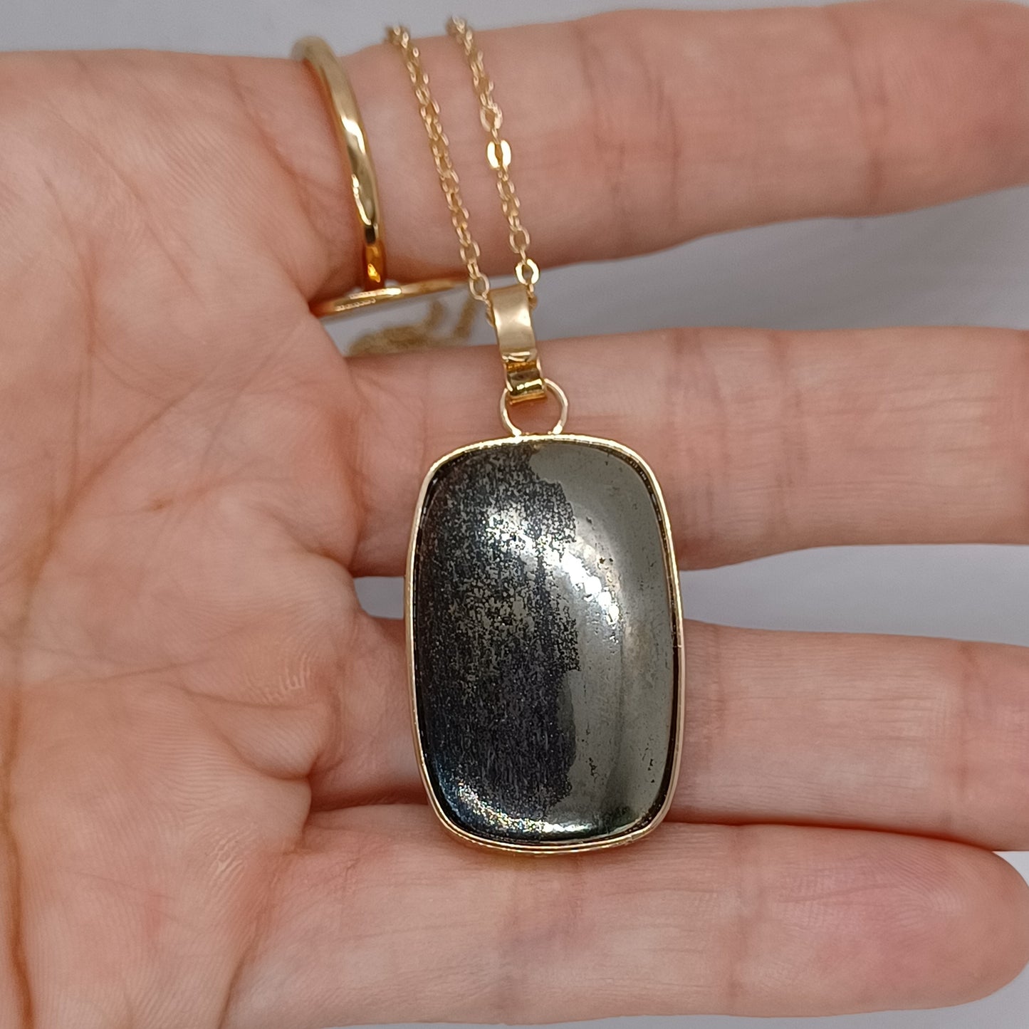 Collier Sautoir en Plaqué Or, serti d'une Apache Gold. Pièce unique