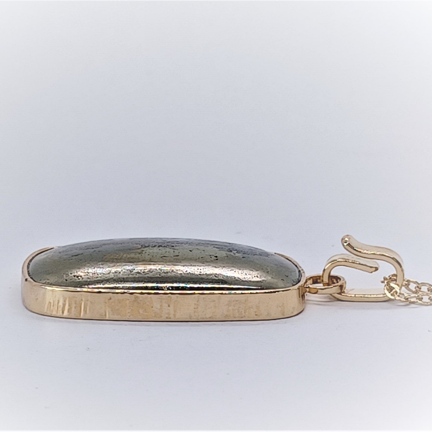 Collier Sautoir en Plaqué Or, serti d'une Apache Gold. Pièce unique