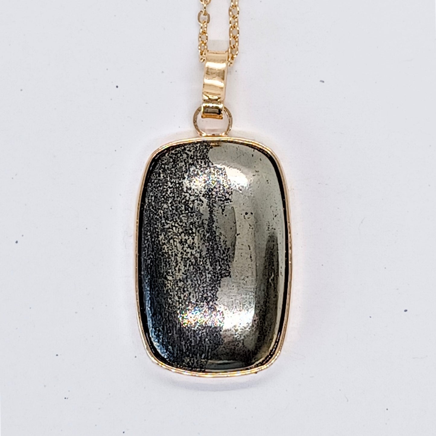 Collier Sautoir en Plaqué Or, serti d'une Apache Gold. Pièce unique