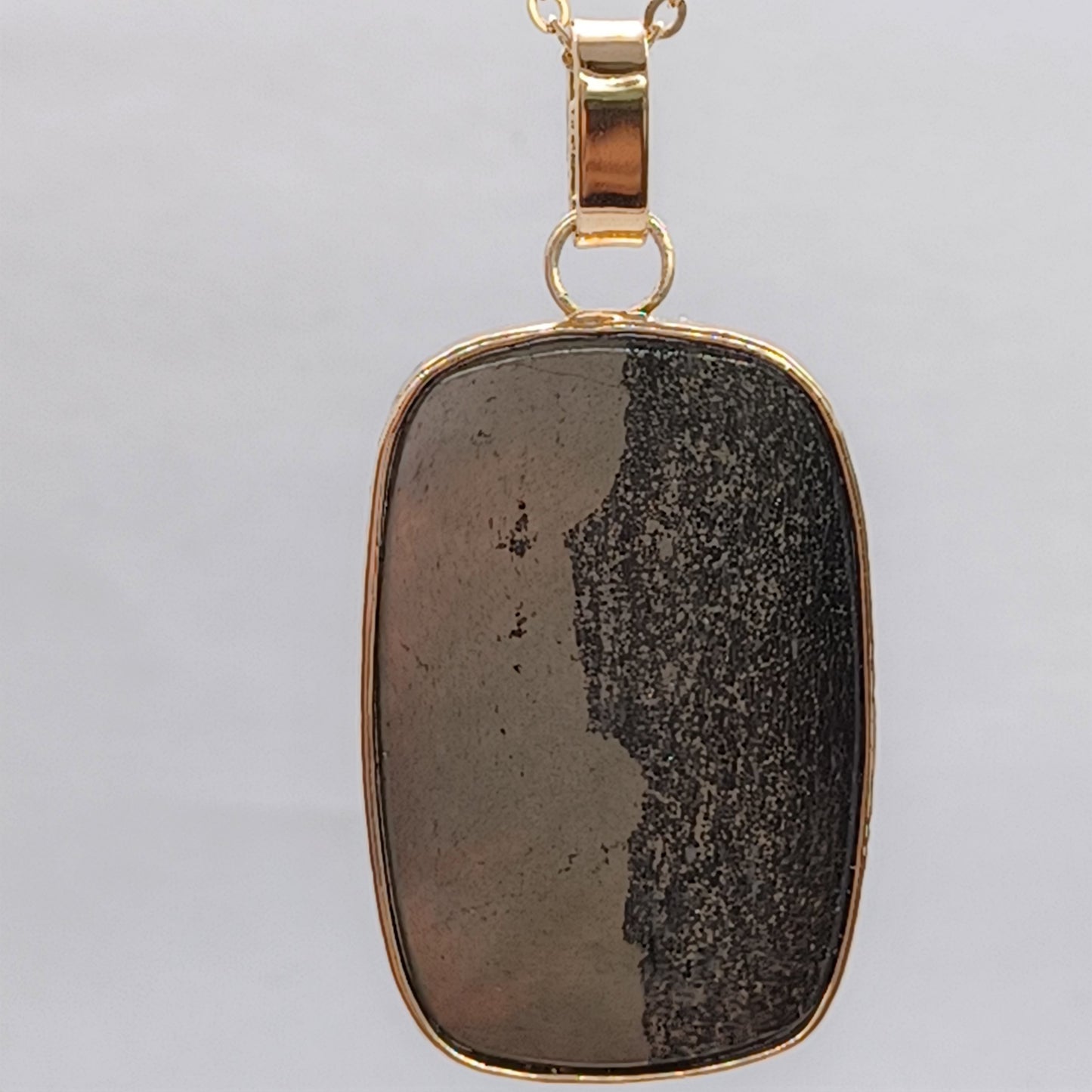 Collier Sautoir en Plaqué Or, serti d'une Apache Gold. Pièce unique