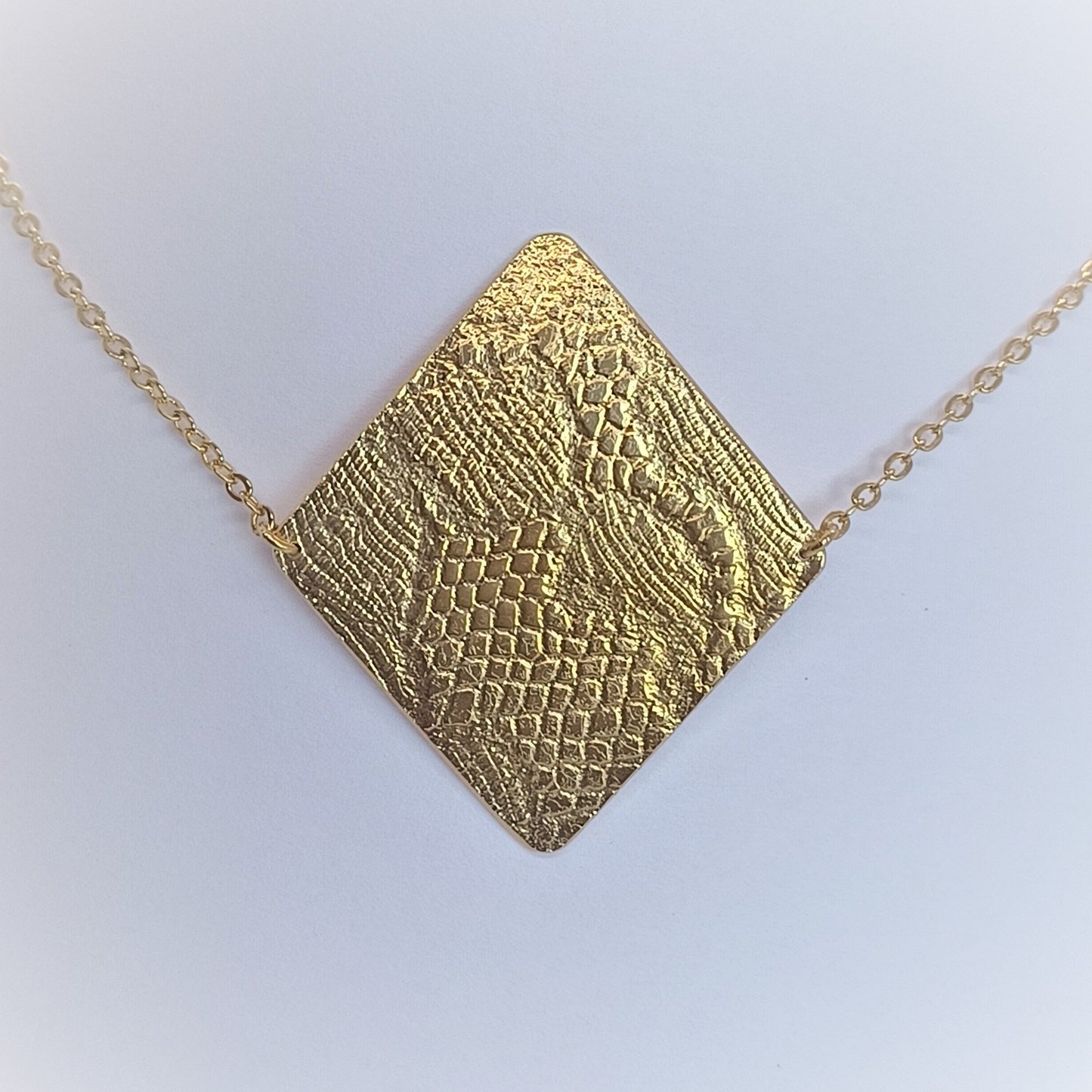 Collier en Plaqué Or avec pendentif losange, motif dentelle