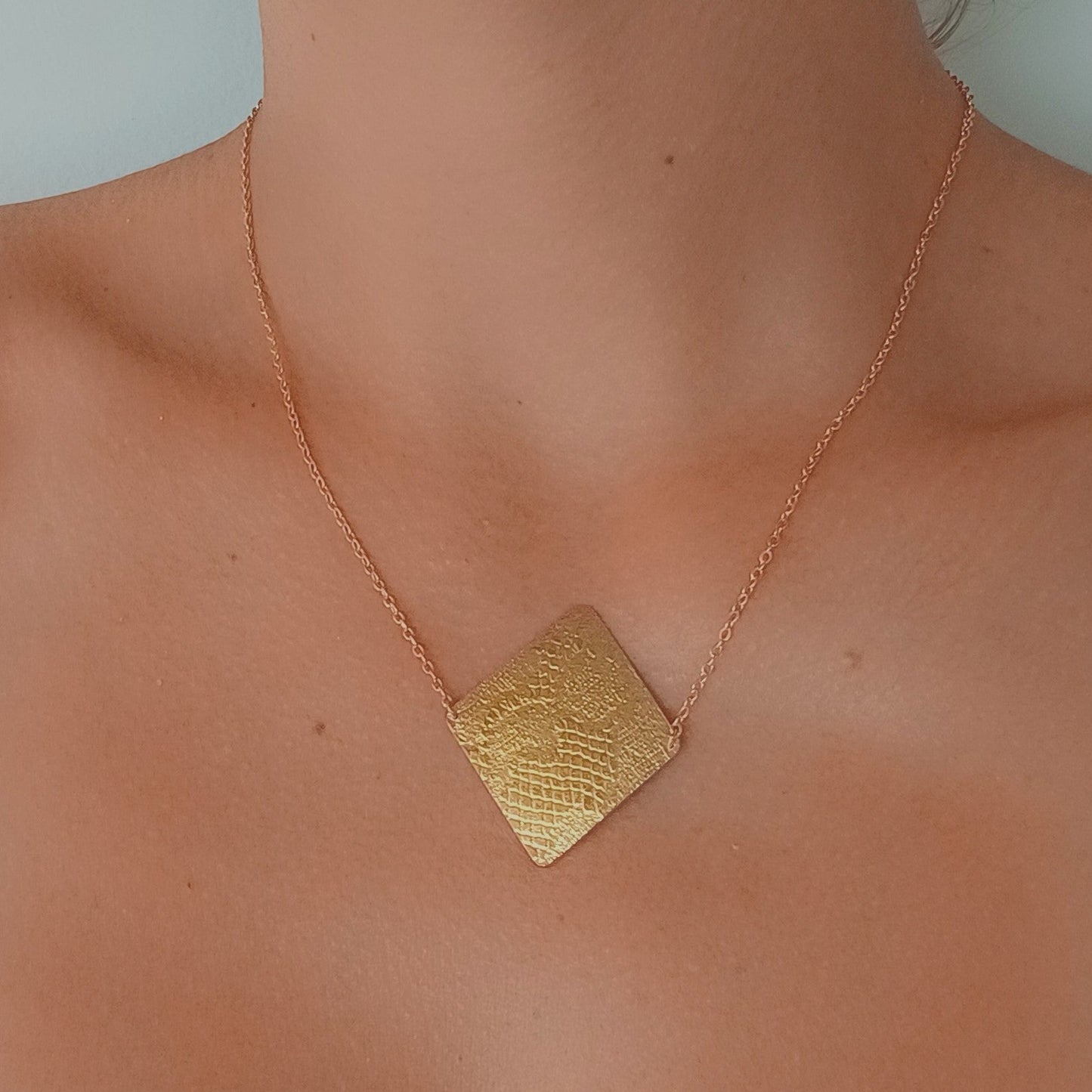 Collier en Plaqué Or avec pendentif losange, motif dentelle