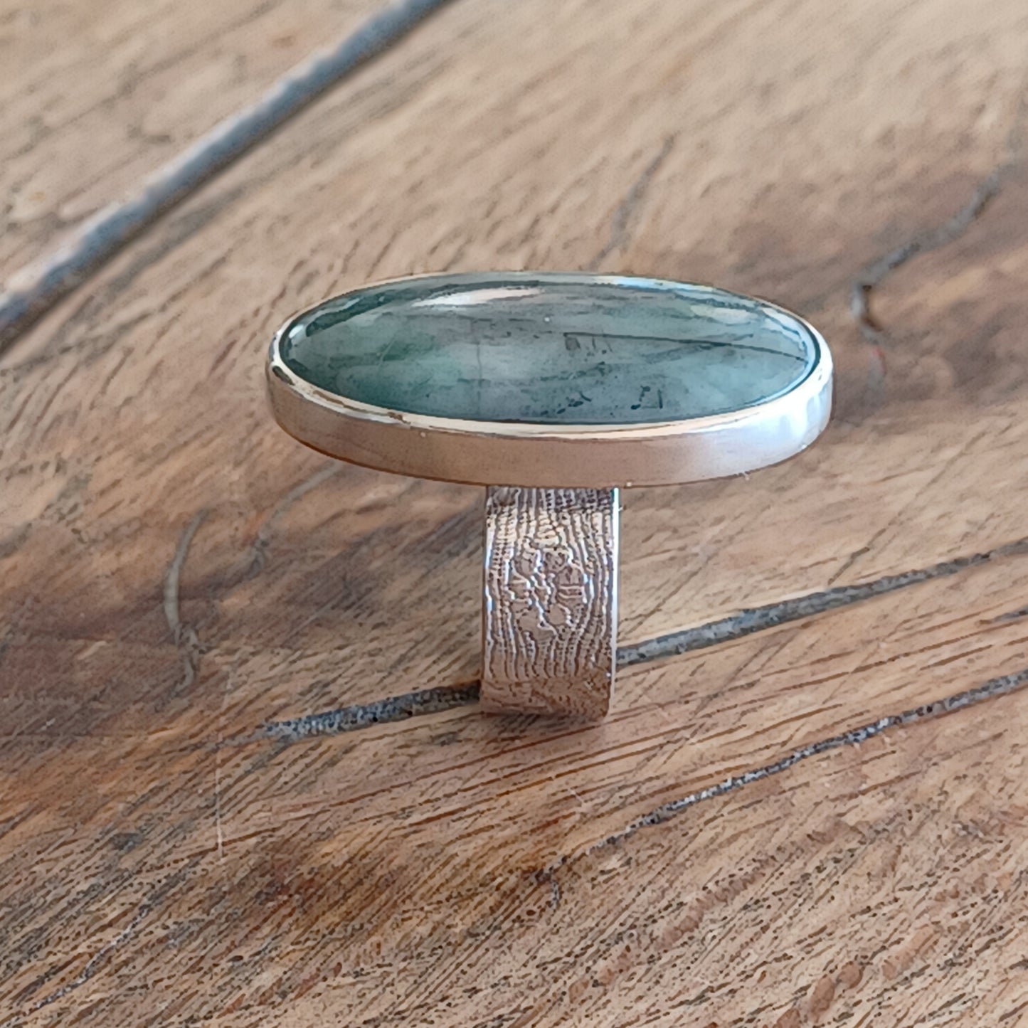 Bague large motif dentelle en Argent Massif avec Emeraude naturelle