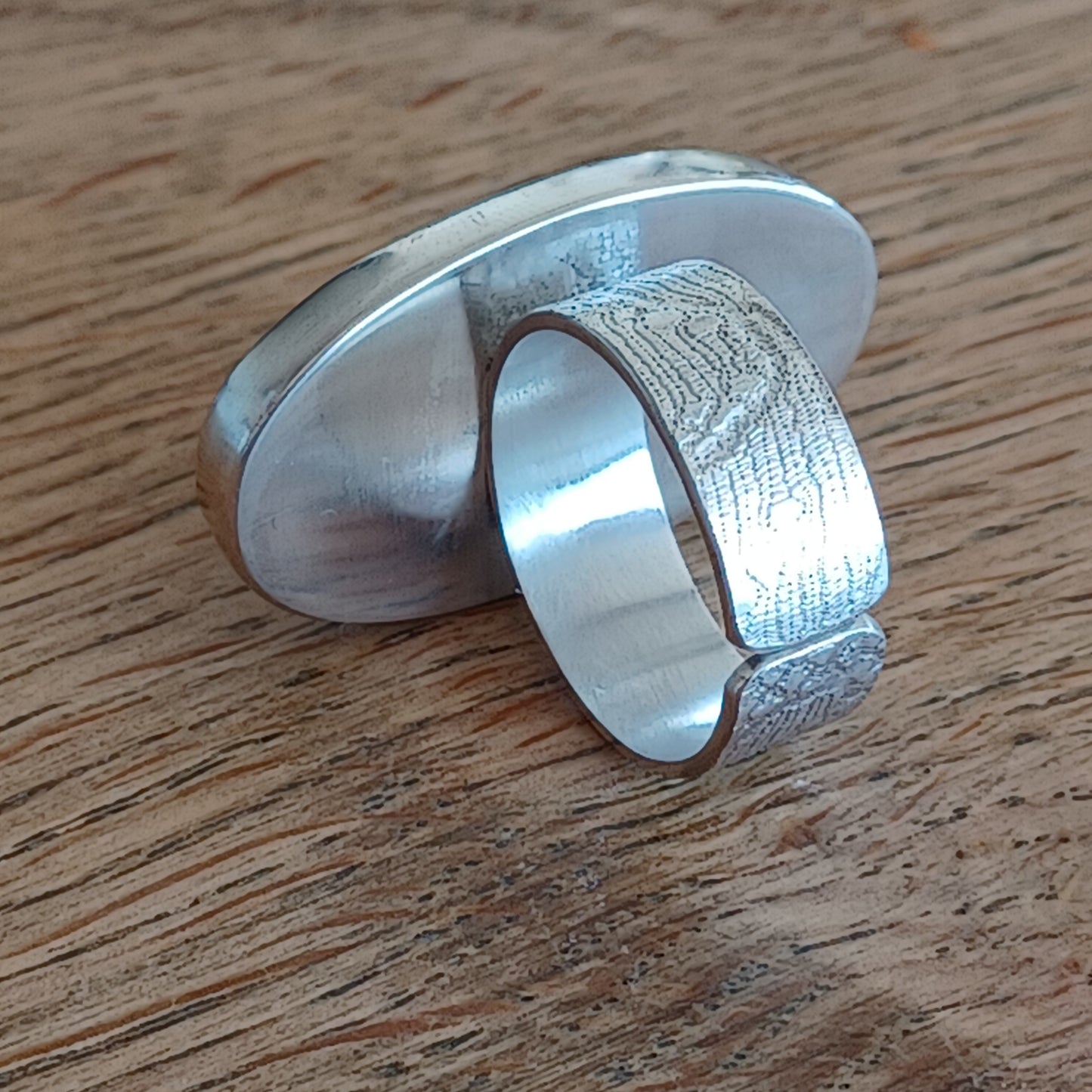 Bague large motif dentelle en Argent Massif avec Emeraude naturelle