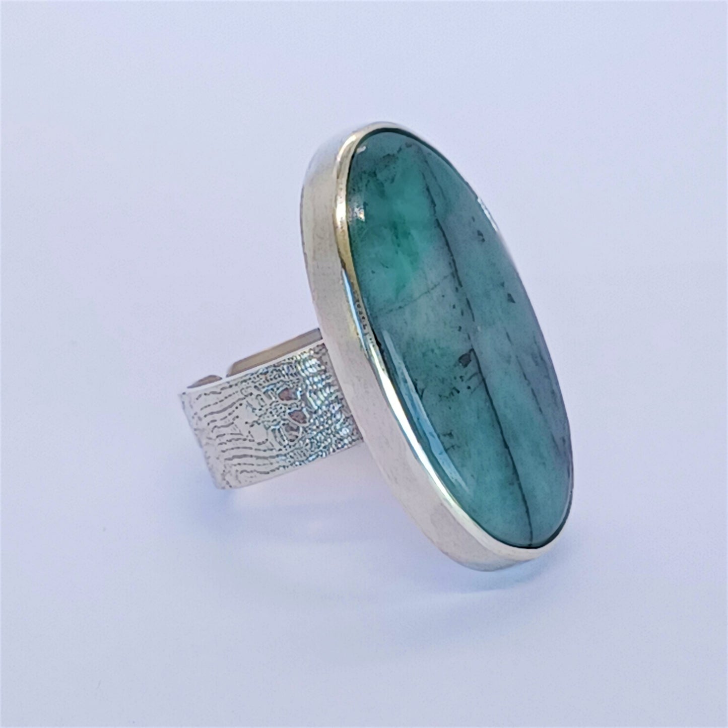 Bague large motif dentelle en Argent Massif avec Emeraude naturelle