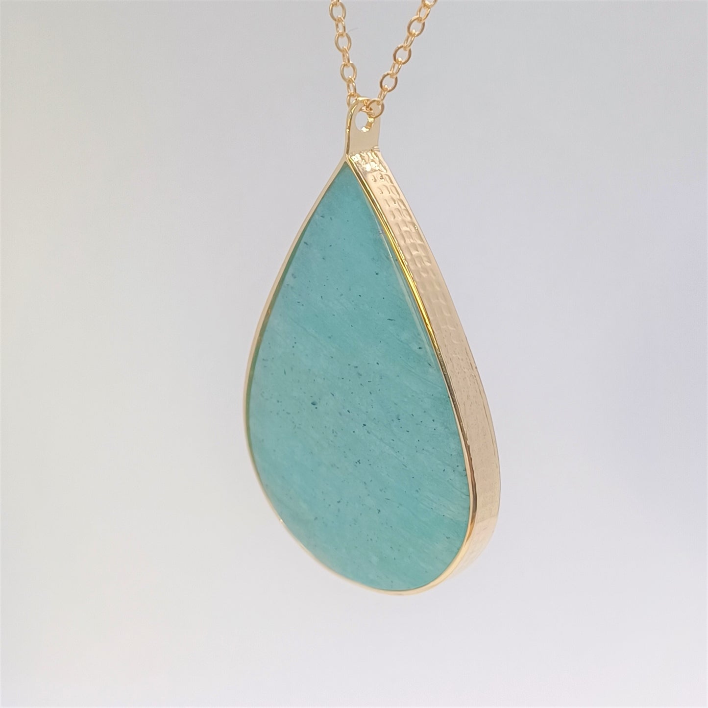 Collier sautoir en Plaqué Or, serti d'une Amazonite. Pièce unique