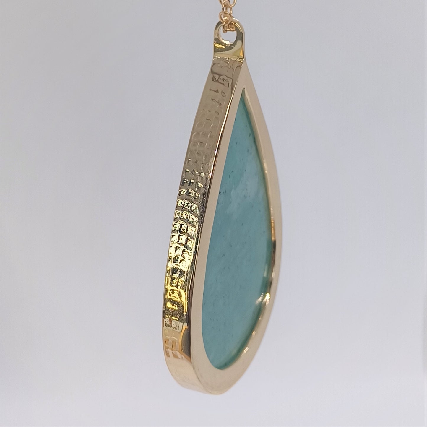Collier sautoir en Plaqué Or, serti d'une Amazonite. Pièce unique