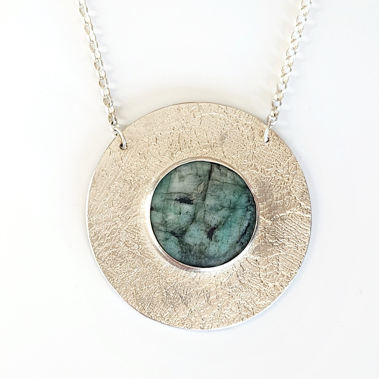 Collier en argent massif texturé et Émeraude naturelle