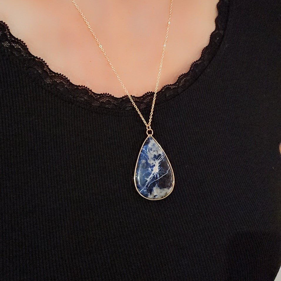 Collier en plaqué or et Sodalite . Pièce unique