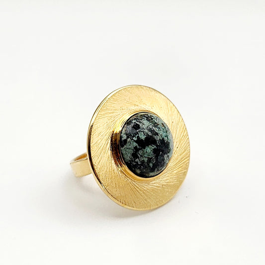 Bague Patricia réglable en plaqué or sertie d'un Jaspe Africain