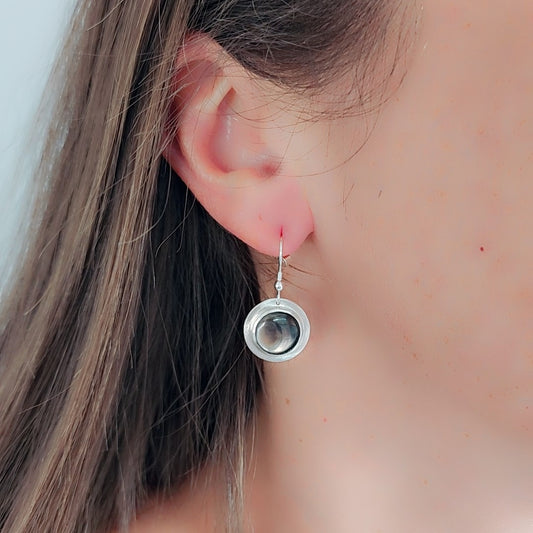 Boucles d'oreilles Patricia serties de Nacres grises