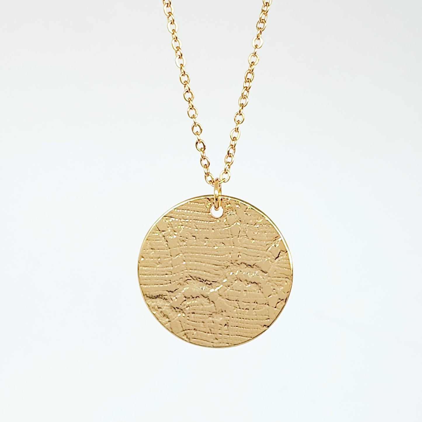 Collier en Plaqué Or avec médaillon double face, motif dentelle