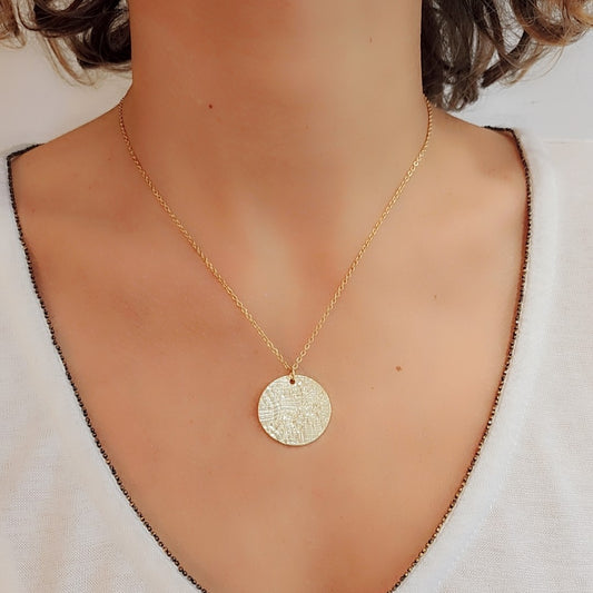 Collier en Plaqué Or avec médaillon double face, motif dentelle