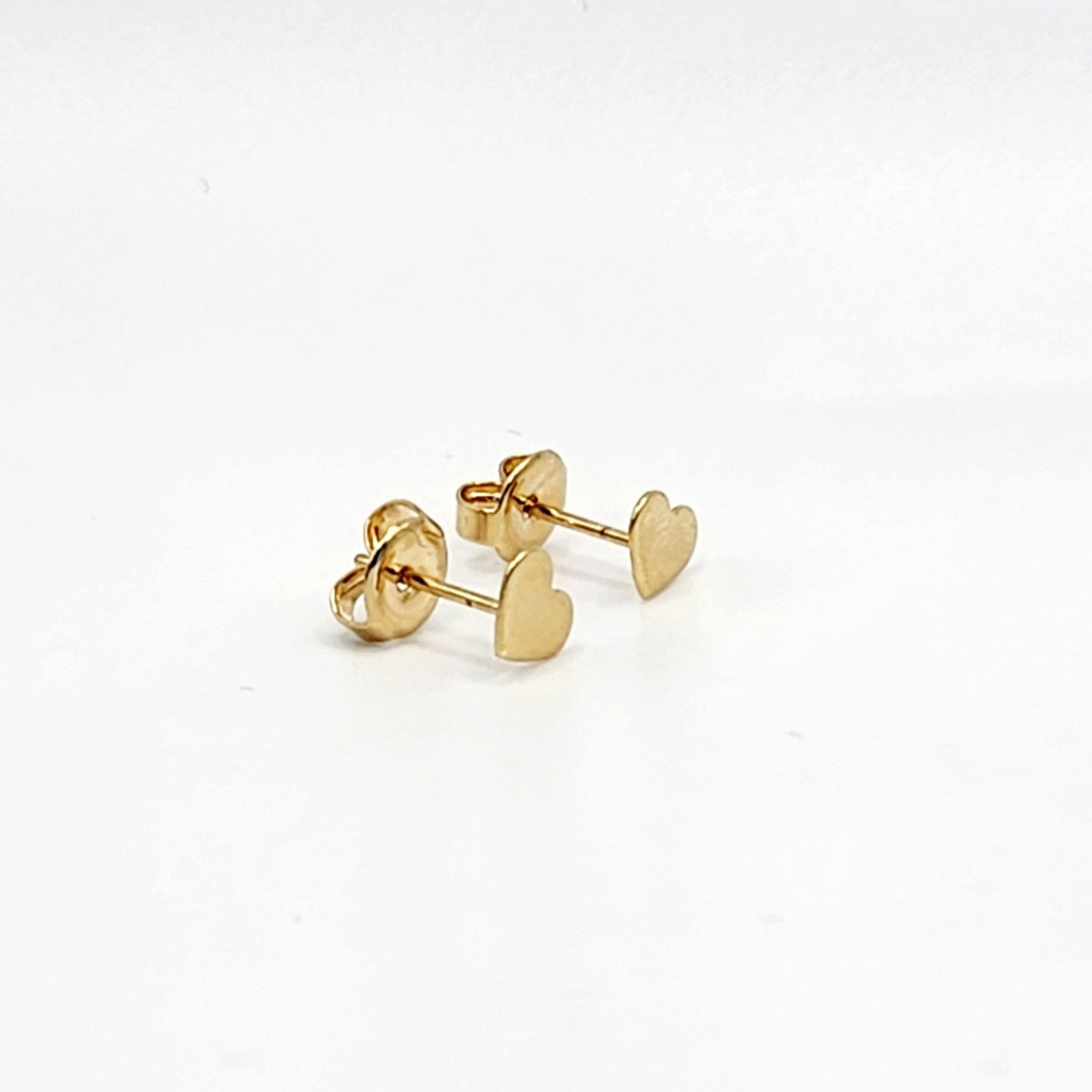 Puces d'oreilles cœur dorées