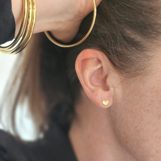 Puces d'oreilles cœur dorées