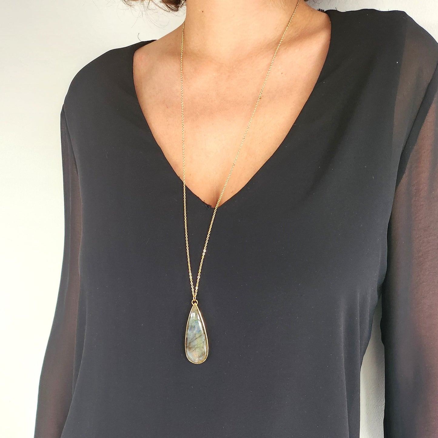 Collier en Plaqué Or, serti d'une Labradorite. Pièce unique