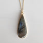 Collier en Plaqué Or, serti d'une Labradorite. Pièce unique