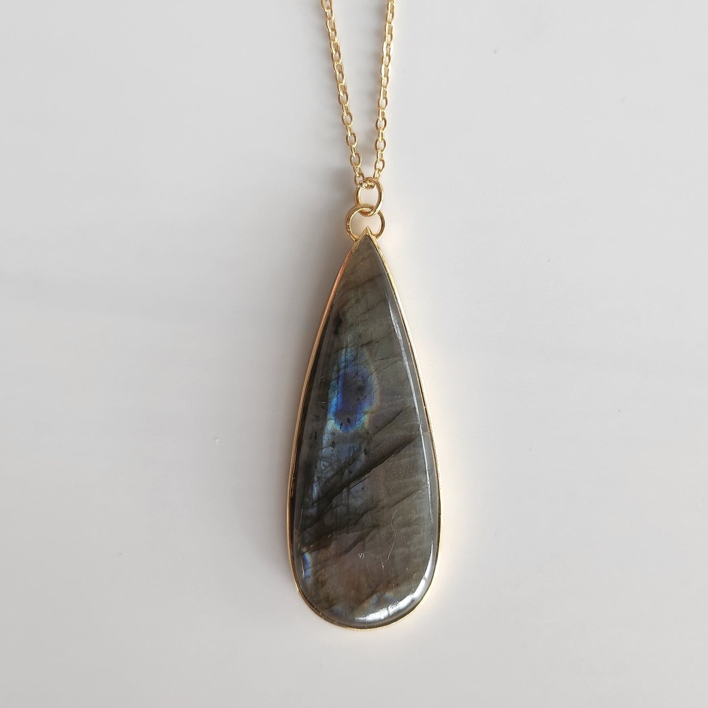Collier en Plaqué Or, serti d'une Labradorite. Pièce unique