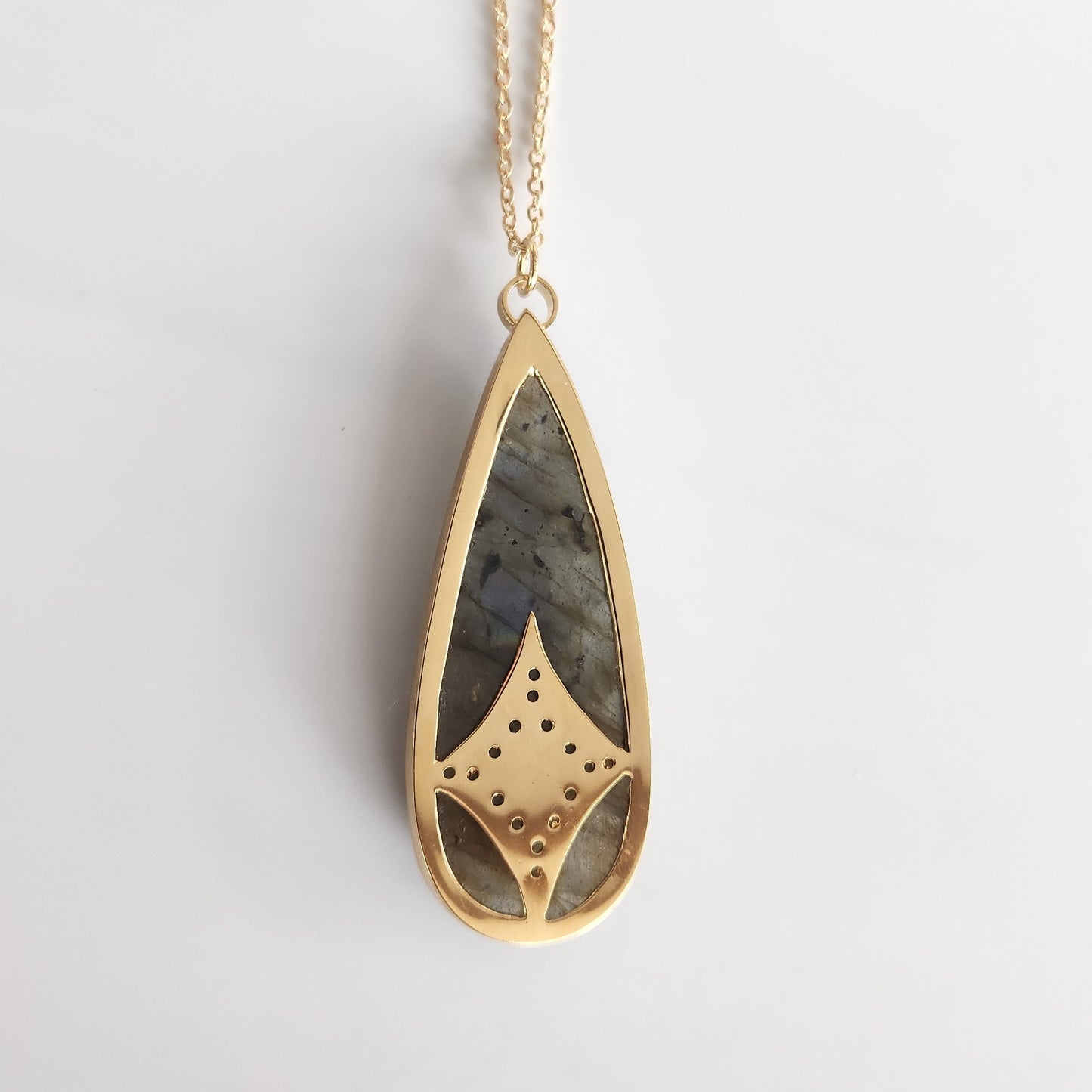 Collier en Plaqué Or, serti d'une Labradorite. Pièce unique