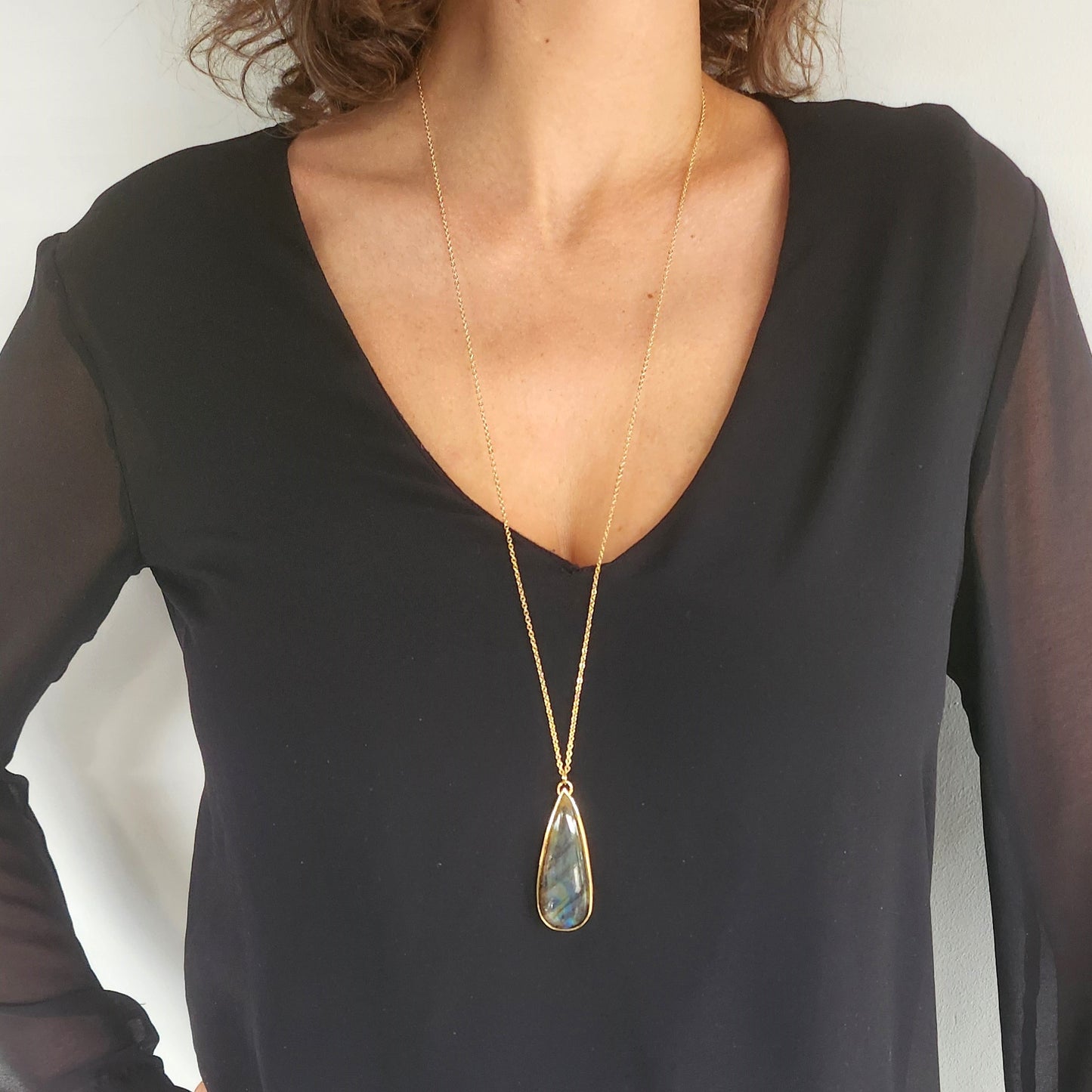 Collier en Plaqué Or, serti d'une Labradorite. Pièce unique