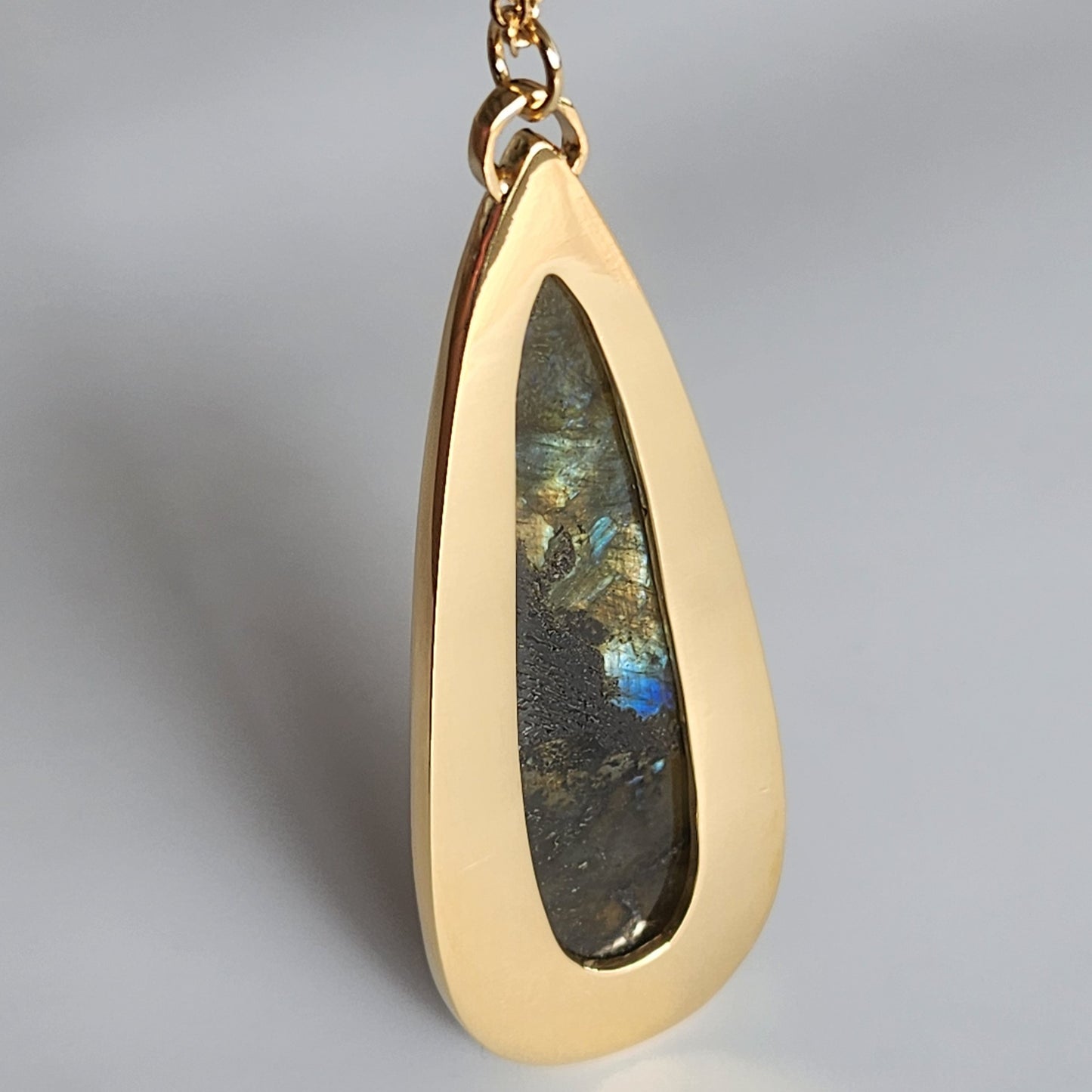 Collier en Plaqué Or, serti d'une Labradorite. Pièce unique