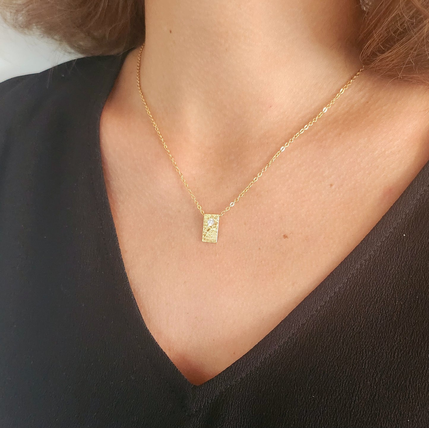 Collier en Plaqué Or serti d'un zircon, motif dentelle