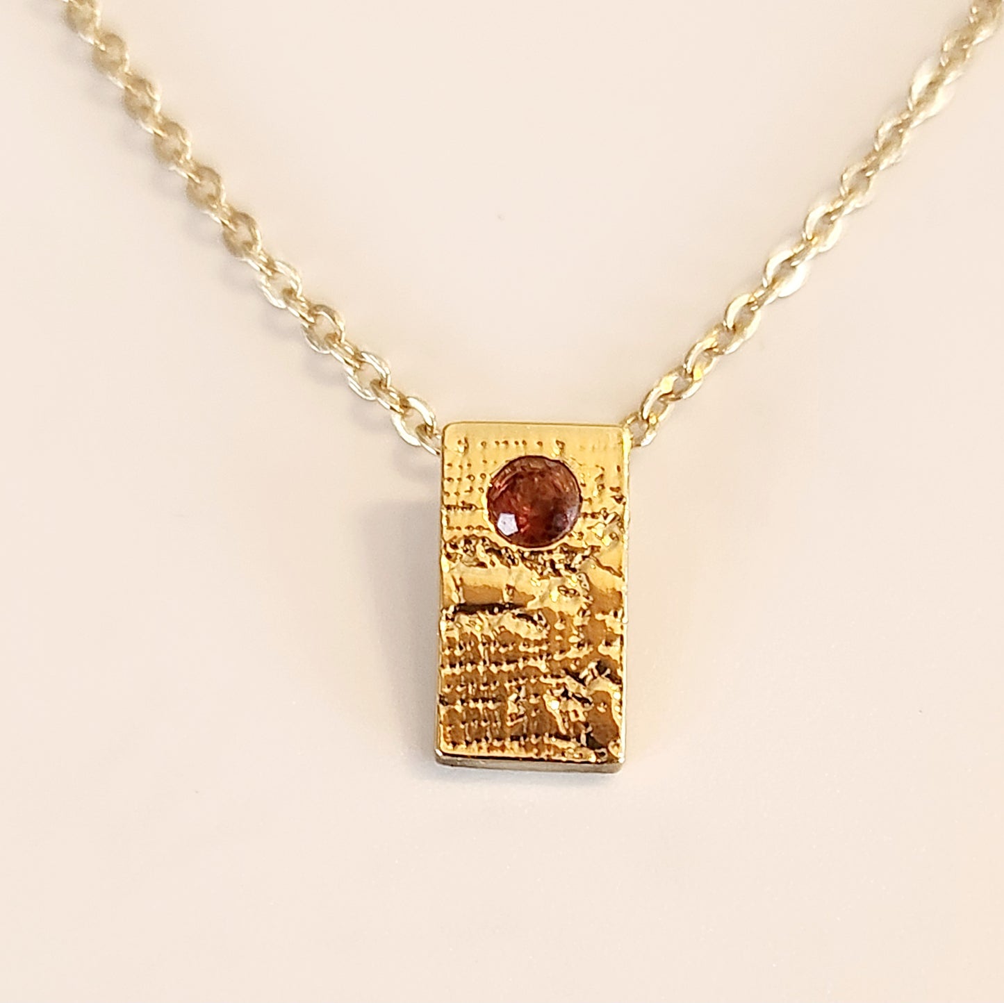 Collier en Plaqué Or serti d'un grenat, motif dentelle