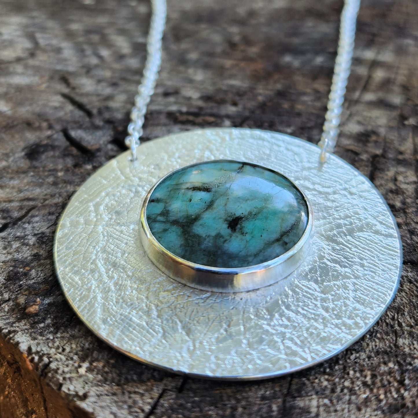 Collier en argent massif texturé et Émeraude naturelle