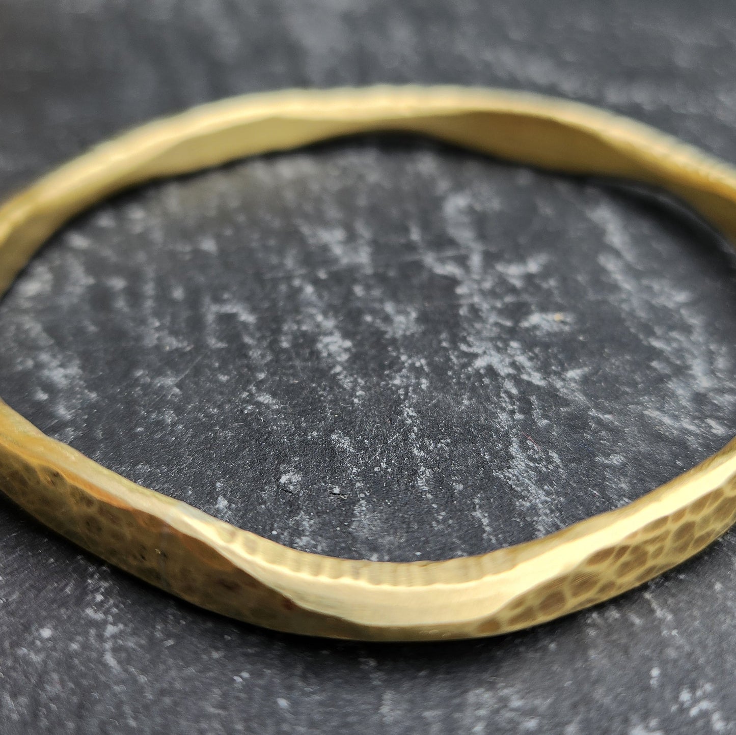 Bracelet Jonc Julie en laiton martelé