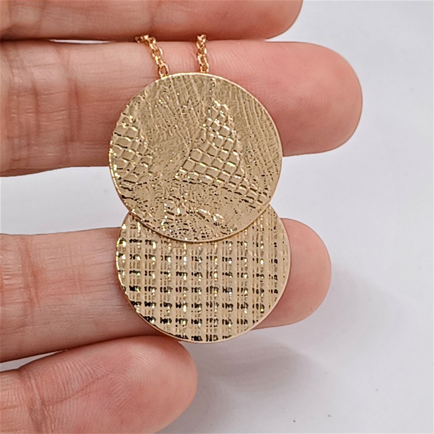 Collier en Plaqué Or avec pendentif, motifs dentelle