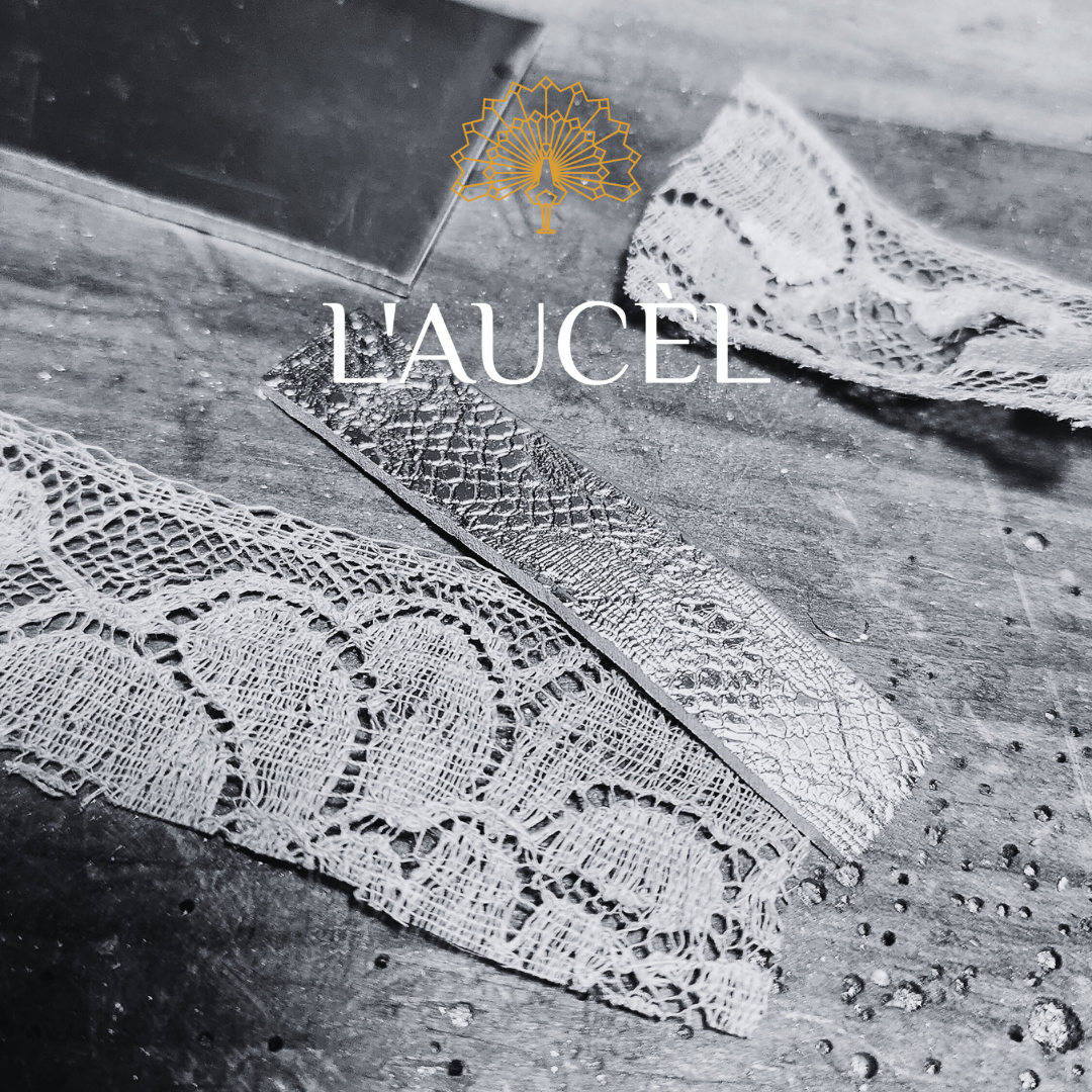 Collier en Plaqué Or avec pendentif, motifs dentelle