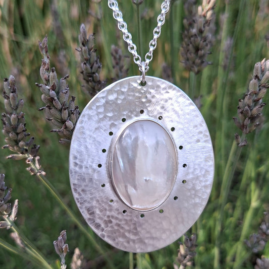 Collier en Argent Massif martelé et Nacre blanche